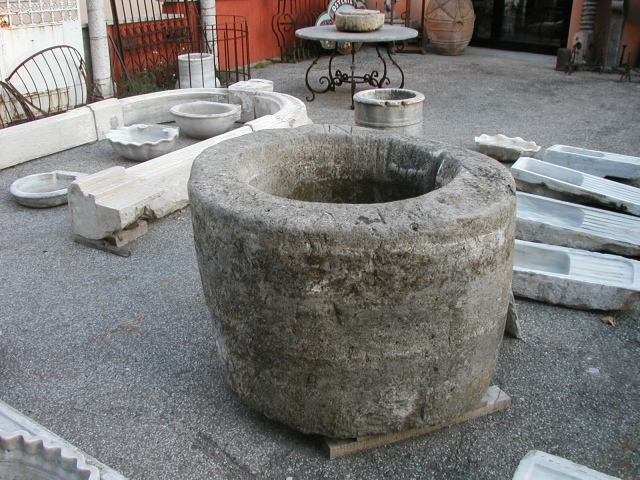 Pozzo antico in pietra, portale in pietra, lavabo e acquasantiere in marmo antico.
