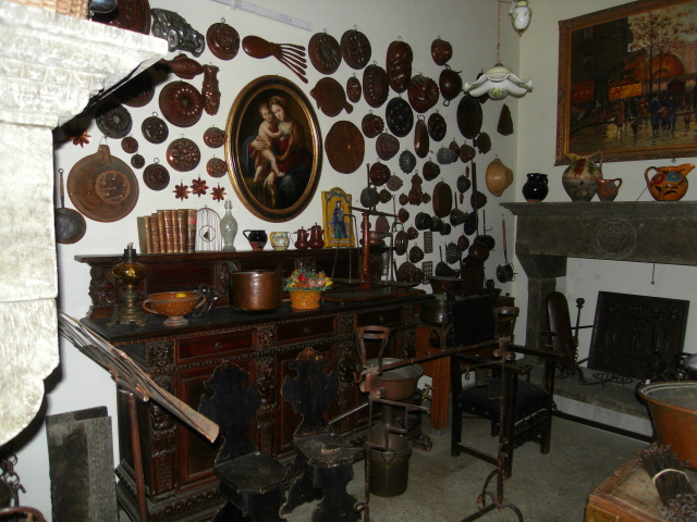 Camini antichi, ferro battuto, stampi da budino.
