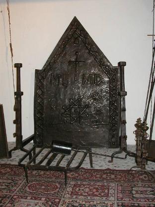 Antichit Bianchi Roberto,il camino antico in pietra e marmo,Le Ville di Monterchi (Arezzo), CAMINI ANTICHI, MATERIALI DA RECUPERO,alari antichi,pavimenti antichi in cotto,tegole e coppi antichi, ferro battuto,rame antico,portali antichi in pietra e marmo,orci antichi in cotto dell'Impruneta,fontane, statue e colonne antiche in pietra antica e marmo antico,materiali di recupero,coppi antichi,cancelli in ferro battuto,cassaforte antica,caminetti antichi,accessori per il camino,presso la Madonna del Parto.
